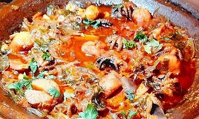 Tajine z ośmiorniczkami, przegrzebkami i kalmarami w sosie pomidorowym
