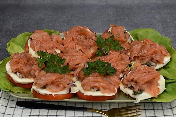 Sałatka Caprese z łososiem