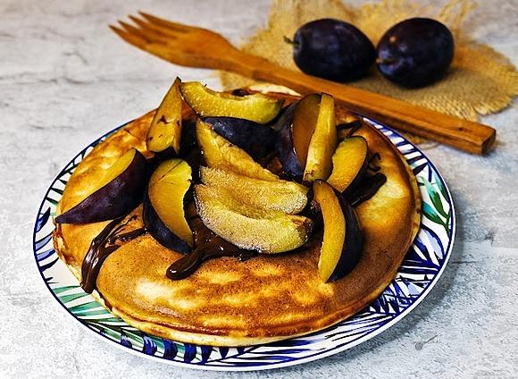 Omlet proteinowy z serka Grani ze śliwkami