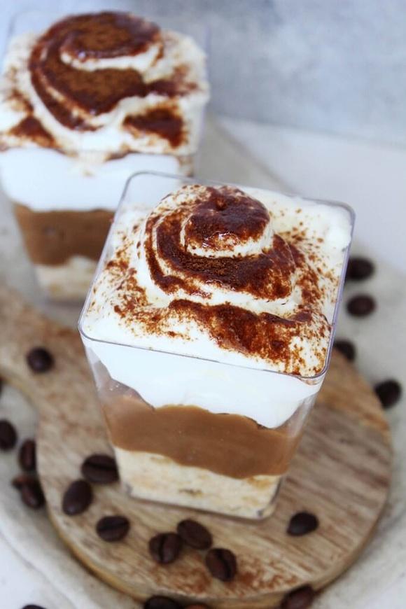 Deser kawowy z mascarpone i bitą śmietaną