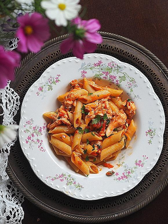 Penne z łososiem, parmezanem i sosem pomidorowym
