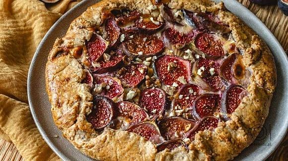 Tarta z figami kozim serem na orzechowym spodzie