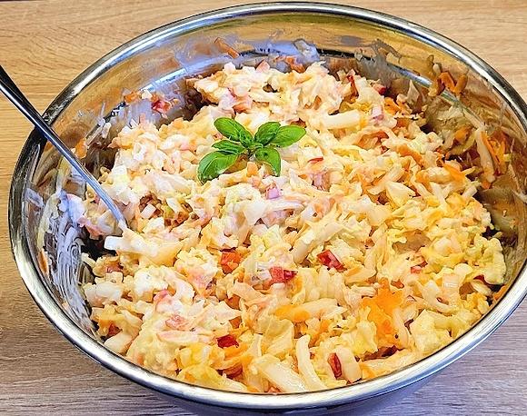 Surówka z kapusty pekińskiej z sosem jogurtowym