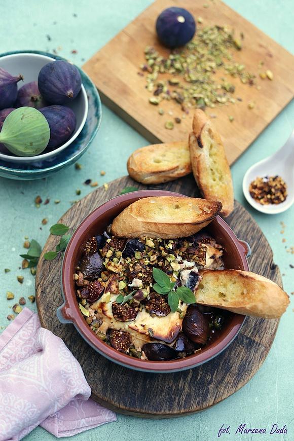 Feta zapiekana z figami i pistacjami