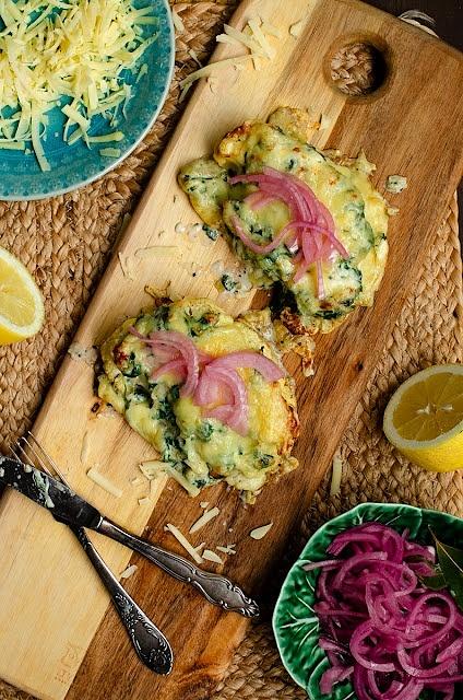 Pieczone steki z kalafiora z kremowym nadzieniem i serem