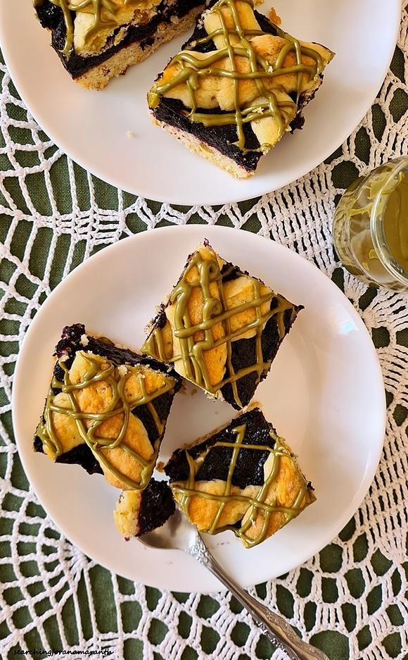 Kruche ciasto z jagodami i pistacjami