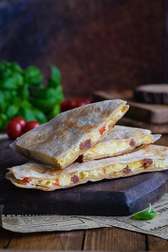 Quesadilla z jajecznicą i boczkiem