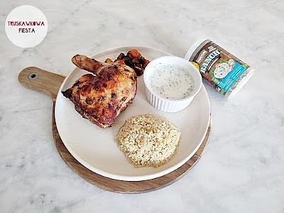 Ćwiartka kurczaka z kaszą bulgur marchewką pietruszką i sosem Ranch