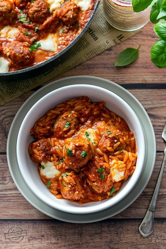 Drobiowe pulpety z ricottą w pomidorowym sosie z makaronem orzo
