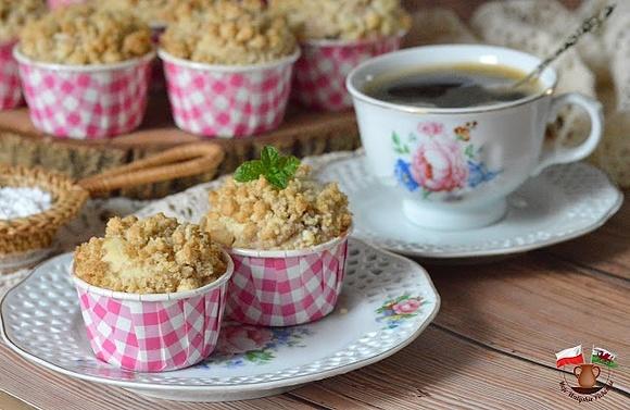 Muffinki ze śliwkami i cynamonową kruszonką