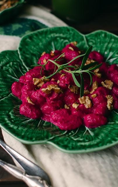 Gnocchi w sosie buraczanym z kozim serem