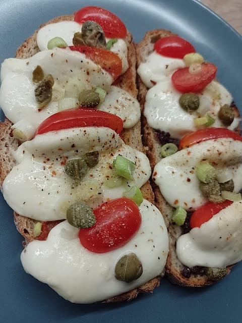 Bruschetta z truflami i pomidorami