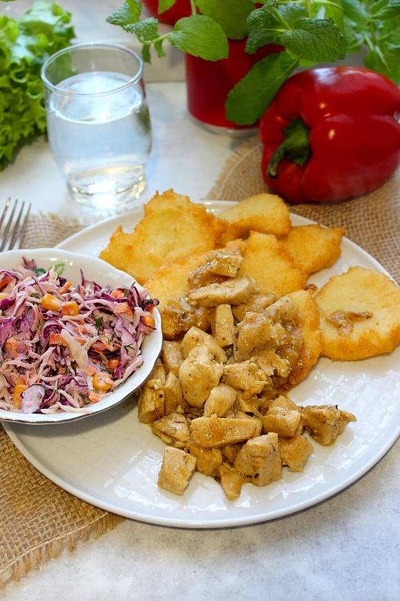 Placki ziemniaczane z szybkim sosem z piersi kurczaka