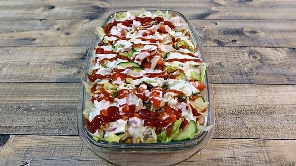 Domowy kapsalon z frytkami, kurczakiem i sałatką