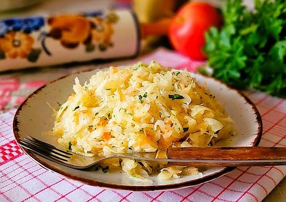 Surówka z kiszonej kapusty - przepis na zdrową surówkę