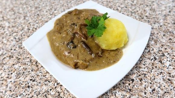 Bitki w sosie grzybowym – prosty przepis na obiad