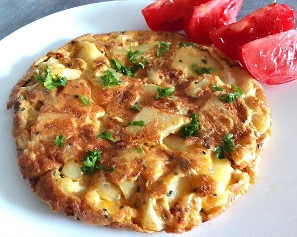 Tortilla de patatas - hiszpańska omlet z ziemniaków i cebuli