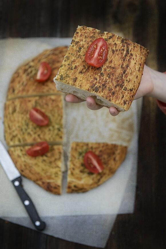 Focaccia z czosnkiem i kolendrą