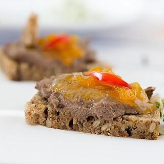 Grzanki z pâté z wątróbki i jabłkami