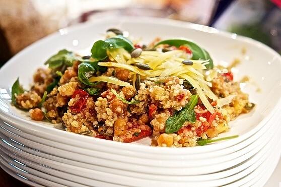 Quinoa z pieczonymi pomidorkami i ciecierzycą