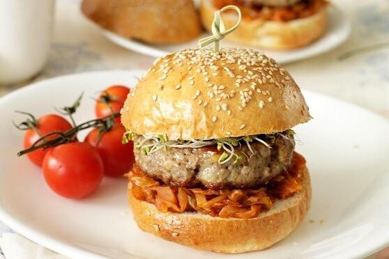 Domowe burgery z serem Radamer