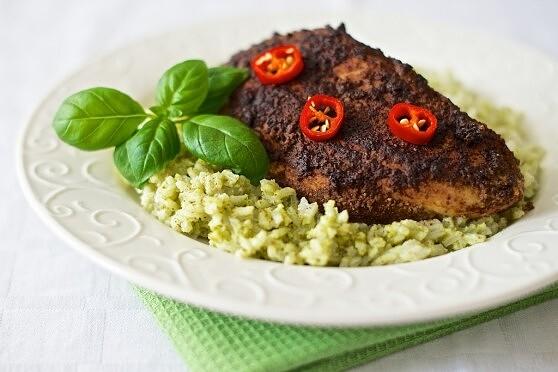 Kurczak w pesto migdałowym z kakao i chili