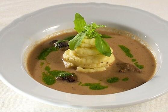 Krem grzybowy z purée ziemniaczano-serowym i pesto rukolowym