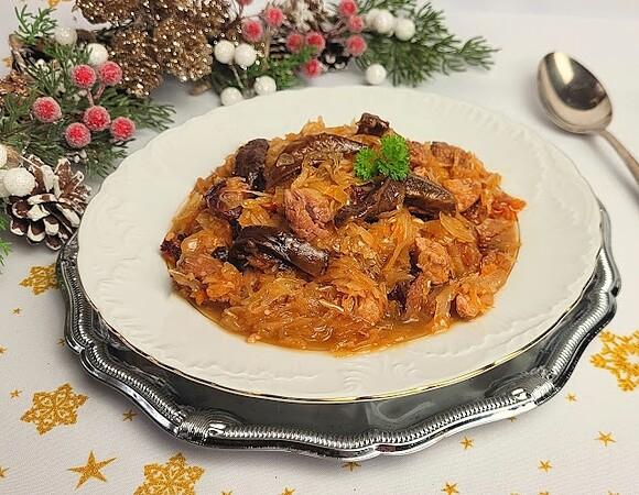Bigos świąteczny z grzybami i winem