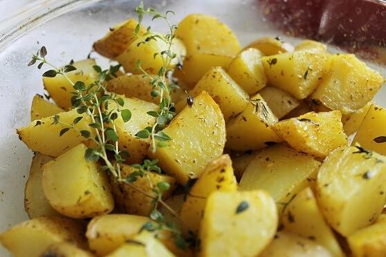 Pieczone młode ziemniaczki ze świeżym tymiankiem