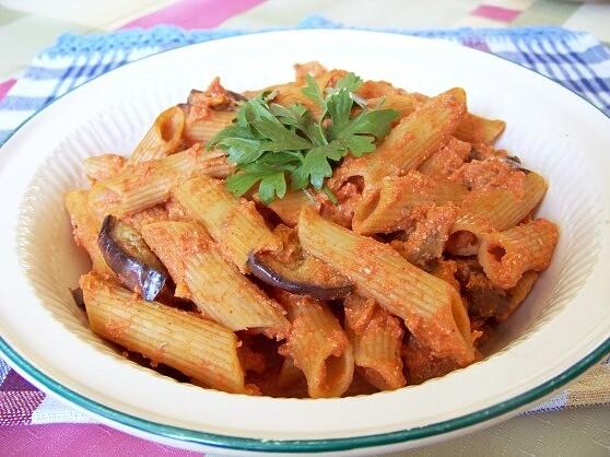 Penne alla Norma z bakłażanem i pomidorami