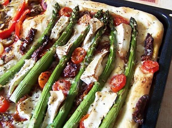 Pizza ze szparagami i kozim serem