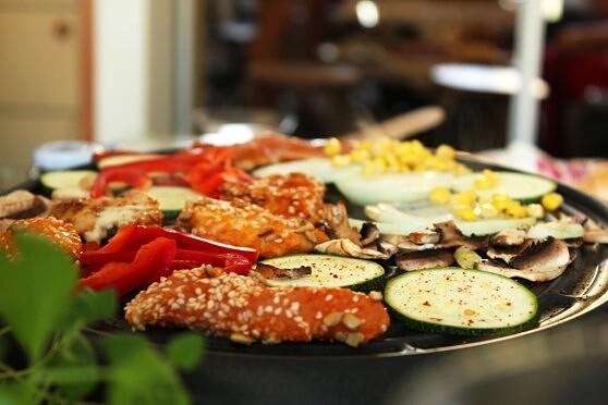 Raclette z serem szwajcarskim i dodatkami