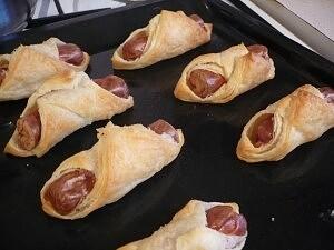 Parówki zawijane w cieście francuskim
