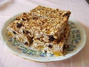 Batoniki owsiane z suszonymi owocami i cynamonem