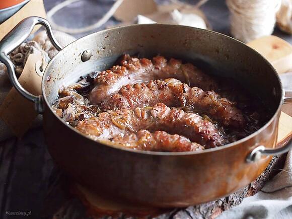 Kiełbasa zapiekana z karmelizowaną cebulą i pieczarkami
