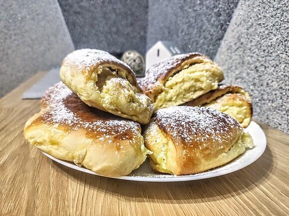 Bułeczki drożdżowe z masą serową