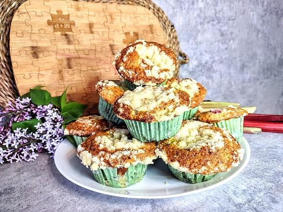Muffinki z rabarbarem i kruszonką