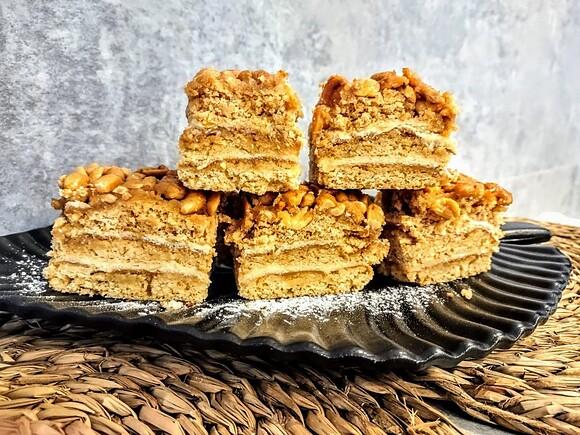 Ciasto Snickers z masą krówkową i budyniową z orzechami