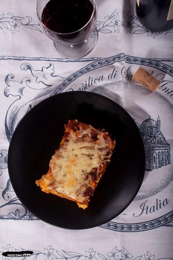 Lasagne bezglutenowa na mące kukurydzianej z mozzarellą i parmezanem