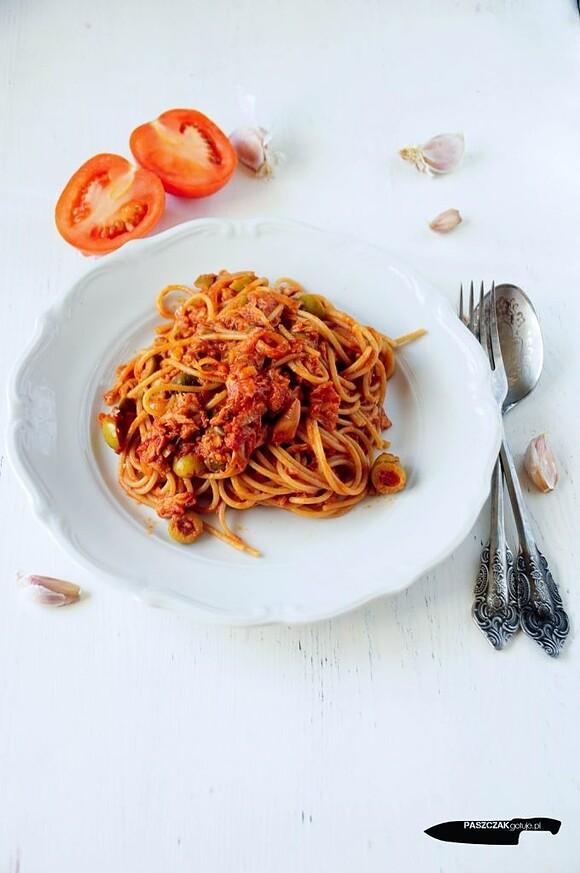 Spaghetti z tuńczykiem oliwkami i kaparami