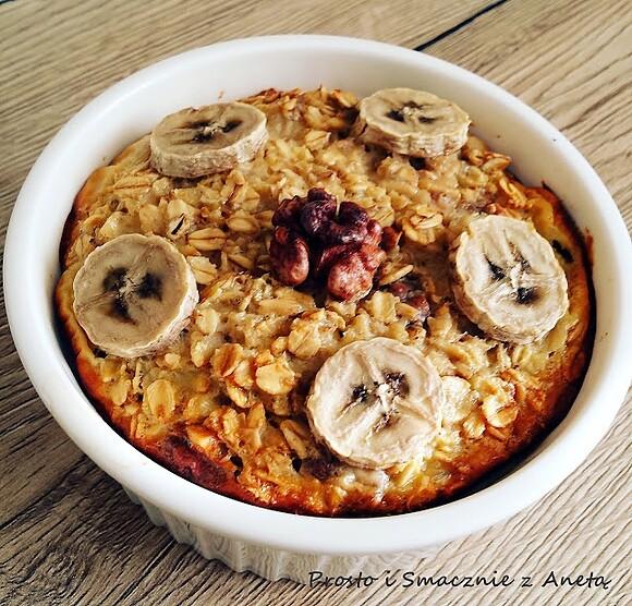 Pieczona owsianka z bananem i orzechami laskowymi