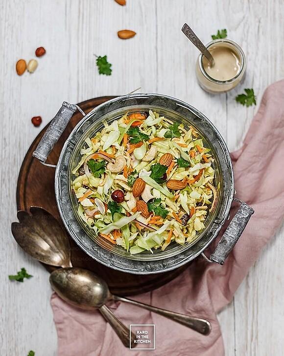 Coleslaw z młodej kapusty z sosem curry