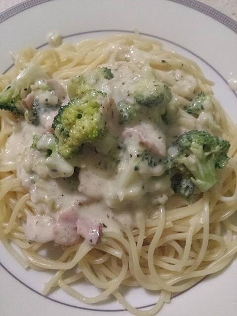 Spaghetti z sosem serowym i brokułami