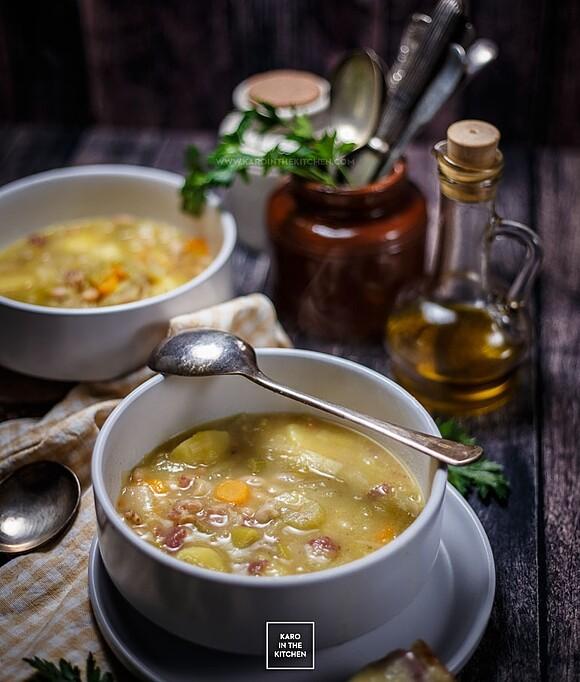 Włoska zupa jarzynowa z porem fasolą i ziemniakami
