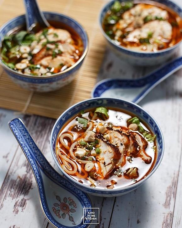 Prosty ramen z kurczaka na korpusie pieczonym
