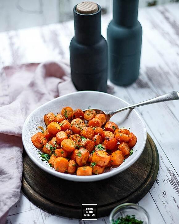 Pieczona marchewka z masłem czosnkiem pomarańczą i sosem sriracha