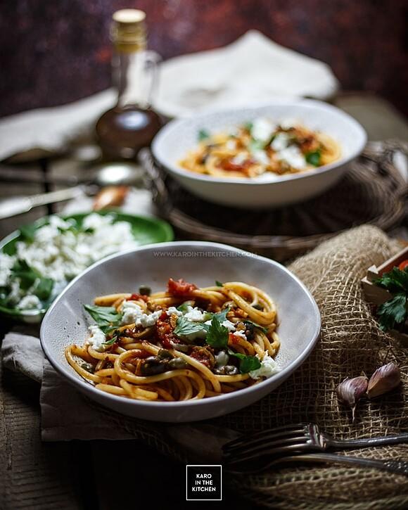 Spaghetti alla puttanesca szybki i charakterny włoski sos