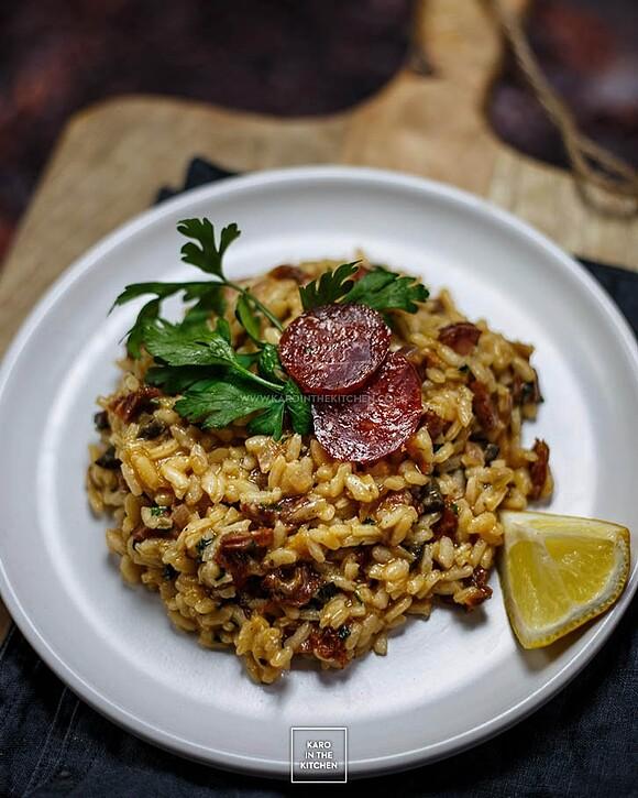 Risotto z chorizo i suszonymi pomidorami