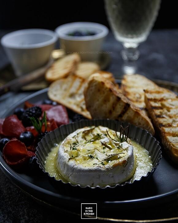 Pieczony camembert z czosnkiem i rozmarynem