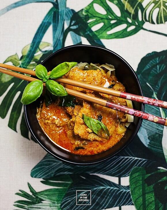 Tajskie czerwone curry z wieprzowiną i bazylią
